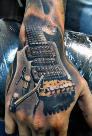 手背逼真的彩色吉他纹身图案