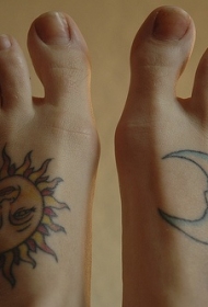 脚背上的太阳和月亮符号纹身图案