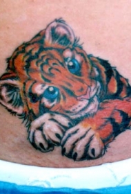 可爱的老虎幼崽彩色纹身图案