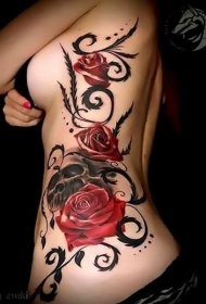 侧肋彩色写实红玫瑰与骷髅纹身图案