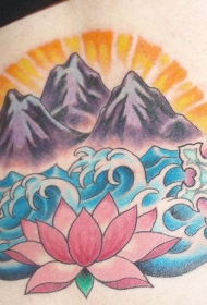 腰部彩色山海与莲花纹身图案