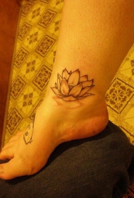 腿上的简约白莲花纹身图案