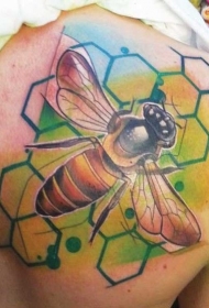 肩部丰富多彩的蜜蜂和蜂窝纹身图案
