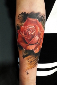 手臂彩色逼真的玫瑰花纹身图案