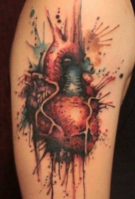 肩部水彩风格的心脏纹身图案