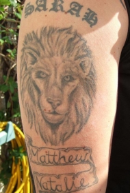 肩部灰色狮子头纪念纹身图案