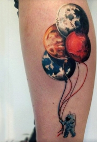 腿部彩色滑稽设计的宇航员纹身图案
