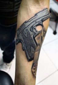 手臂彩色逼真的现代手枪纹身图案