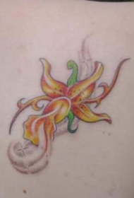 女性肩部黄色兰花纹身图案