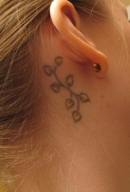 女性耳朵后根小朵花纹身图案