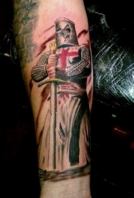 手臂中世纪英国骑士的彩色纹身图片