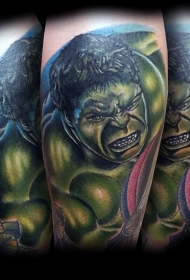 手臂漫画风格的彩色绿巨人纹身图案