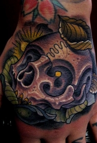 手背彩色传统风格的人头骷髅纹身图案