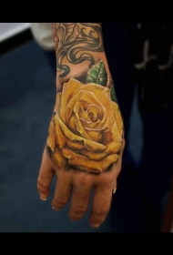 手背彩色逼真的玫瑰花纹身图案