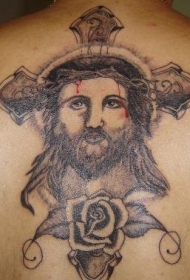 耶稣十字架和玫瑰纹身图案