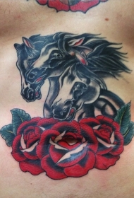 腹部彩色三匹马和玫瑰纹身图案