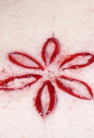 肩部割血皮肤划痕简约的花朵纹身