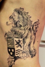 侧肋写实的狮子和皇冠图腾纹身图案