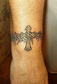 金色十字和荆棘手环纹身图案