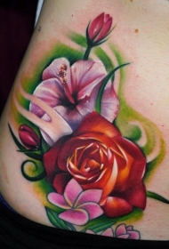 腰部色彩鲜艳的芙蓉和玫瑰纹身