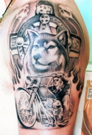 大臂狼头摩托车和火焰纹身图案