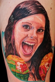 女人肖像微笑的脸和棒棒糖纹身图案