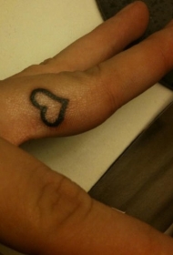 手指上的小心脏符号纹身图案