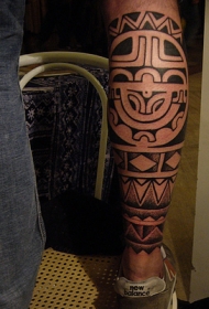男性腿部黑色波利尼西亚图腾纹身图片