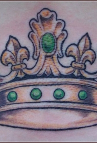 带有绿色宝石金色皇冠纹身图案