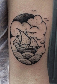 手臂老式的框架帆船与海洋场景纹身