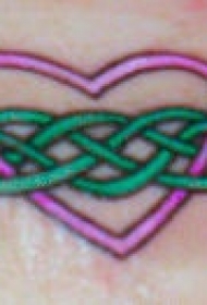女性手腕绿色花格爱心纹身图案