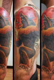胳膊奇妙的彩色邪恶狼人和红色的月亮纹身图案