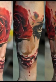 小臂令人毛骨悚然的彩色玫瑰流血肖像纹身图案