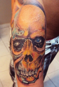 手臂彩色恐怖风格的人类头骨纹身图案