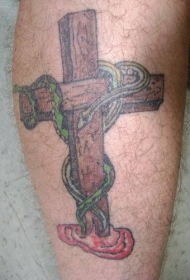 木制十字架和蛇纹身图案