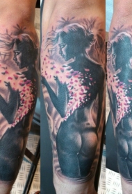 手臂诱人的裸体女人与蝴蝶纹身图片