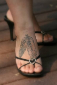 脚上的两个白色的羽毛纹身图片