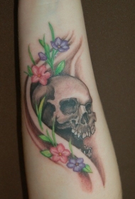 彩色的花朵和骷髅纹身图案
