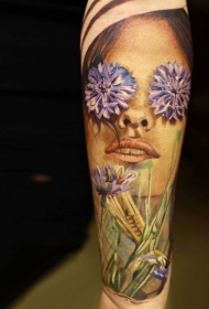 手臂现实主义风格的彩色妇女与鲜花纹身
