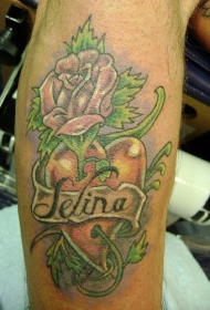 腿部彩色爱心中的玫瑰纹身图片