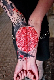 手臂复杂的红色几何纹身图案
