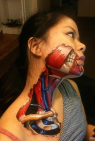 女子颈部和脸部令人毛骨悚然人体肌肉和骨骼纹身图案