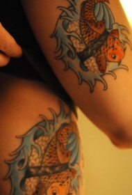 闺蜜腿部象征友谊的彩色锦鲤纹身图案