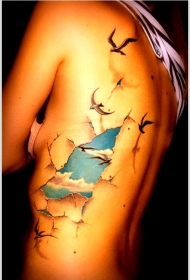 侧肋创意皮肤破裂天空风景与小鸟纹身图案