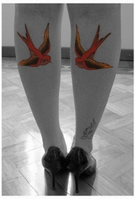 腿部彩色红麻雀纹身图案