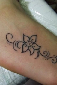 脚背简单的花朵藤蔓纹身图案