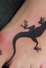 脚背黑色小蜥蜴简影纹身图案
