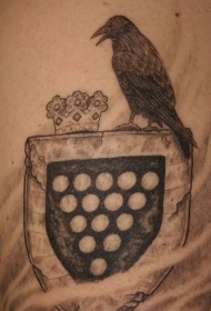 乌鸦和皇冠盾牌纹身图案