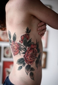 女性腰侧漂亮的红玫瑰纹身图片