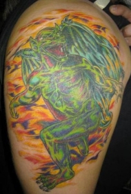 肩部绿色的吼叫怪兽纹身图案